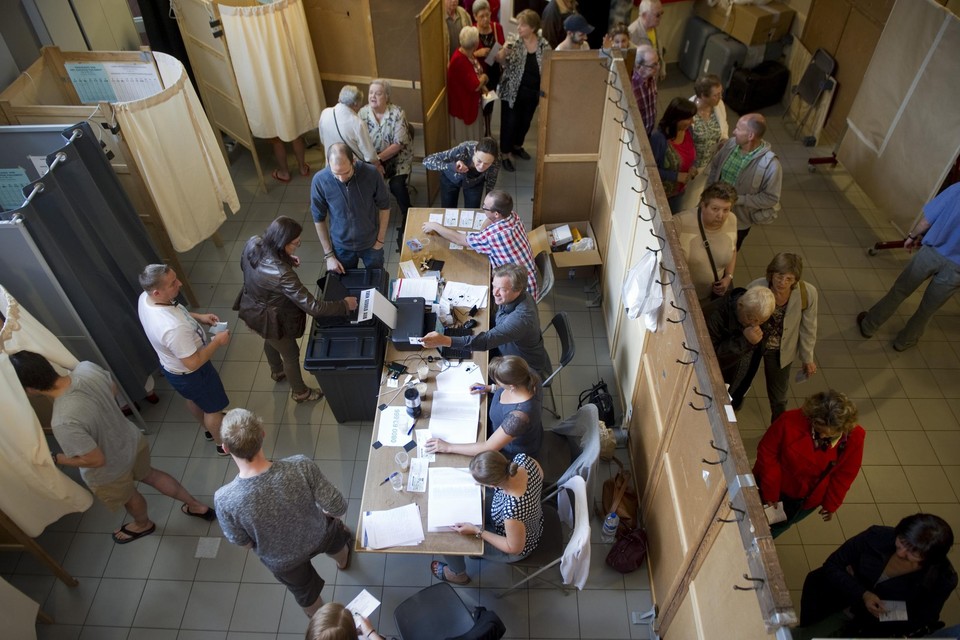 Een stembureau in Antwerpen, met aan tafel de voor- en bijzitters.