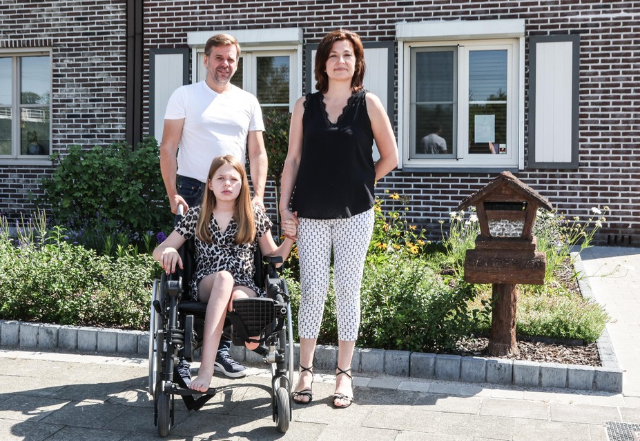Emily met haar ouders Wim en Gaël afgelopen zomer voor hun woning in Ekeren.