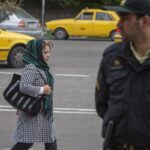Beelden tonen hoe leven van vrouwen in Iran veel harder werd na aanval op Israël: “Ze schopten waar ze konden”.
