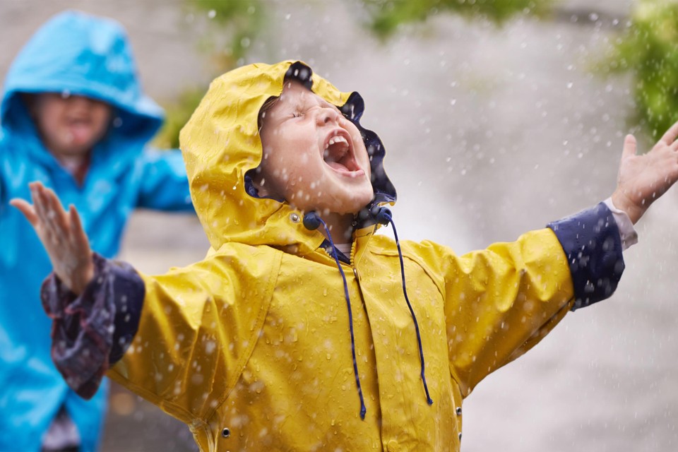 Regen en wind houden de meeste kinderen niet tegen om buiten te spelen.