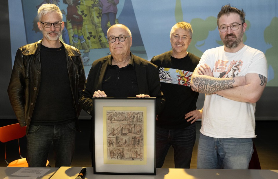 Merho (tweede van links) kreeg een pagina uit de nieuwe strip cadeau van Nix, Charel Cambré en Shirow Di Rosso.