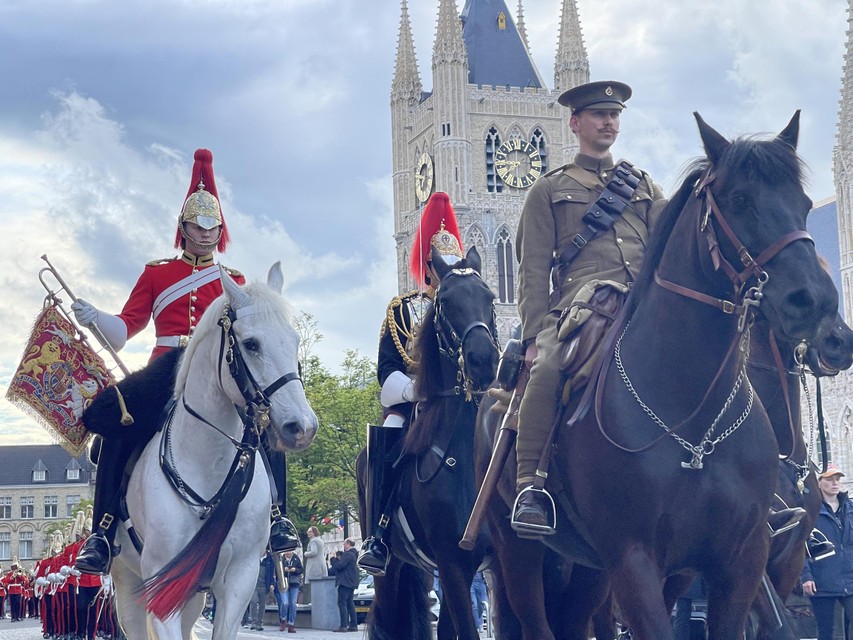 Het kleurrijke ensemble werd geëscorteerd door paarden, uitgedost in huidige ceremoniële én originele WO I-uitrusting.