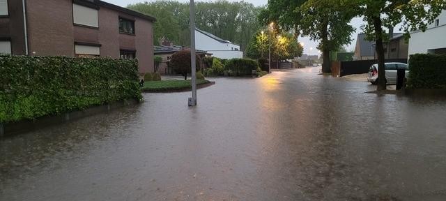De Eikelenweg liep weer onder water.
