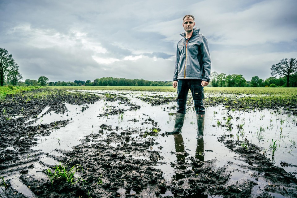 Stef Hillen heeft samen met zijn vader amper een derde van zijn maïs kunnen planten door de aanhoudende regen. “Andere jaren zijn we eind april klaar met inzaaien.”