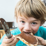 Moet je je écht schuldig voelen als je je kind een boterham met choco meegeeft naar school? Experts geven antwoord.