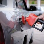 Olieprijs keldert, maar benzinepompen houden prijzen kunstmatig hoog.
