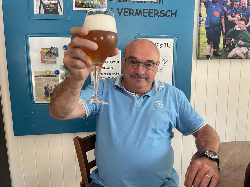 Kristian Arickx (61) uit Woumen proeft zijn eerste Arend.