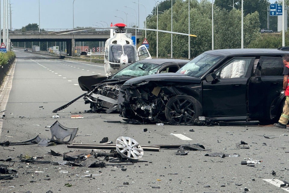 Plots maakte een wagen een U-bocht vanop de pechstrook, waardoor het tot een zware crash kwam.