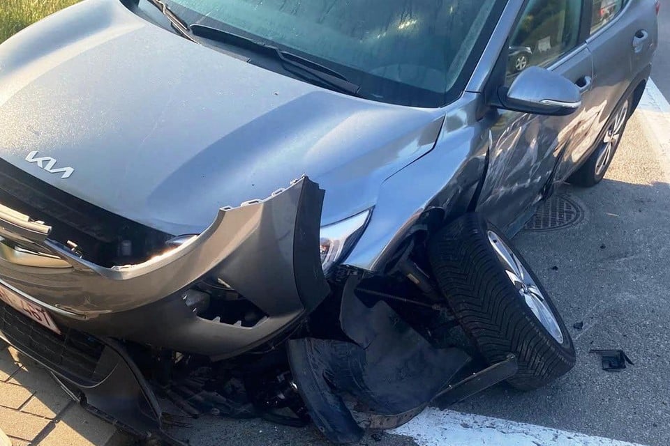 De eigenaar vond zijn voertuig “perte totale” terug op de parkeerstrook aan de gewestweg vlakbij de oprit van Carrefour Market.