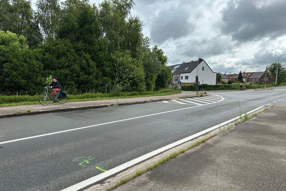 Het ongeval gebeurde op het kruispunt van de Emiel Caluslaan en de Kanaalstraat.