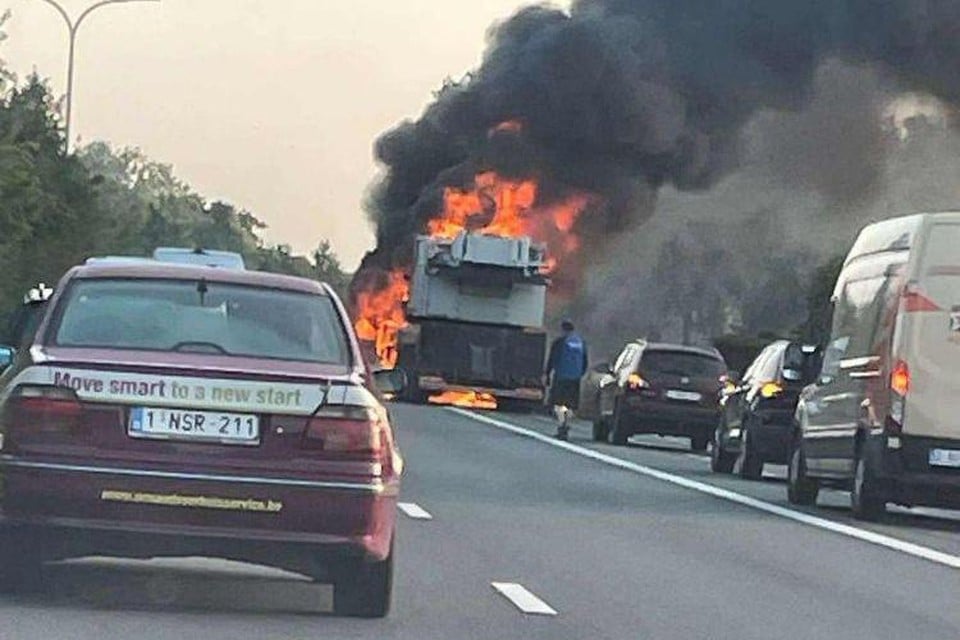 Toen de brandweer ter plaatse kwam, stond de kraanwagen al in lichterlaaie. if