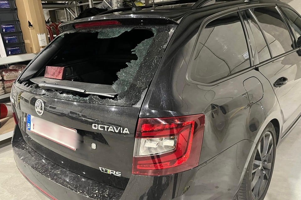 Een politievoertuig raakte zwaar beschadigd tijdens een illegale carmeeting.