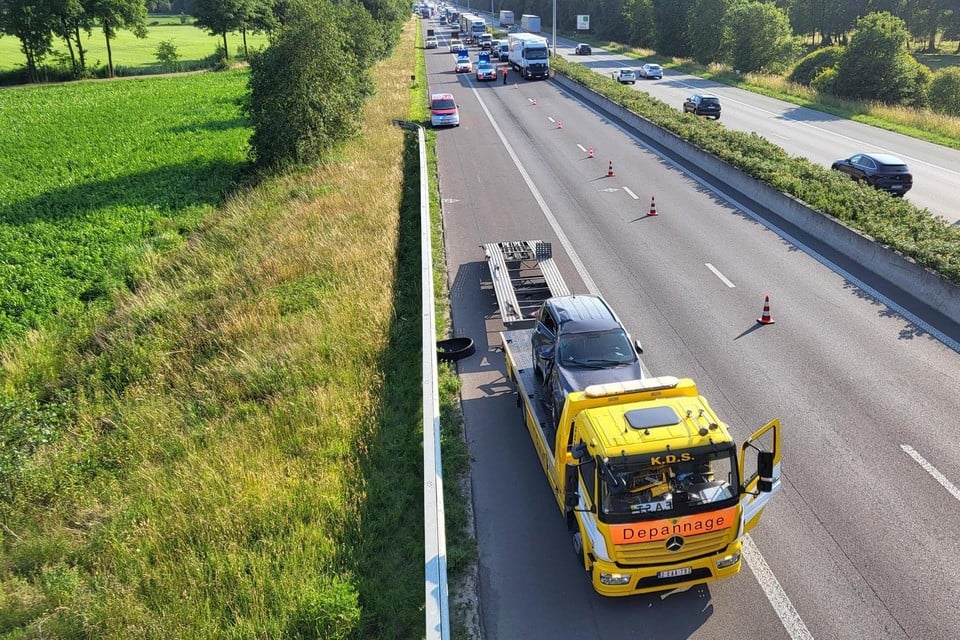 Bij het ongeval schoot een auto die de Poolse vrachtwagen als lading vervoerde, los en boorde zich door de stuurcabine.