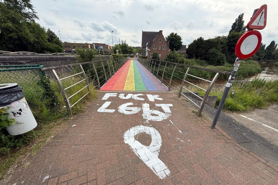 De tegels voor de regenboogbrug werden beklad.