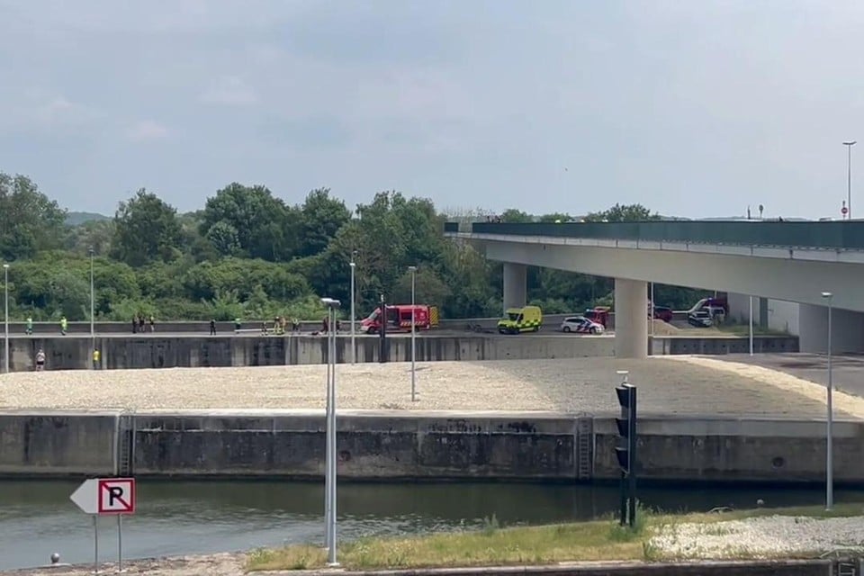Auto in water kluis van Ternaaien Visé