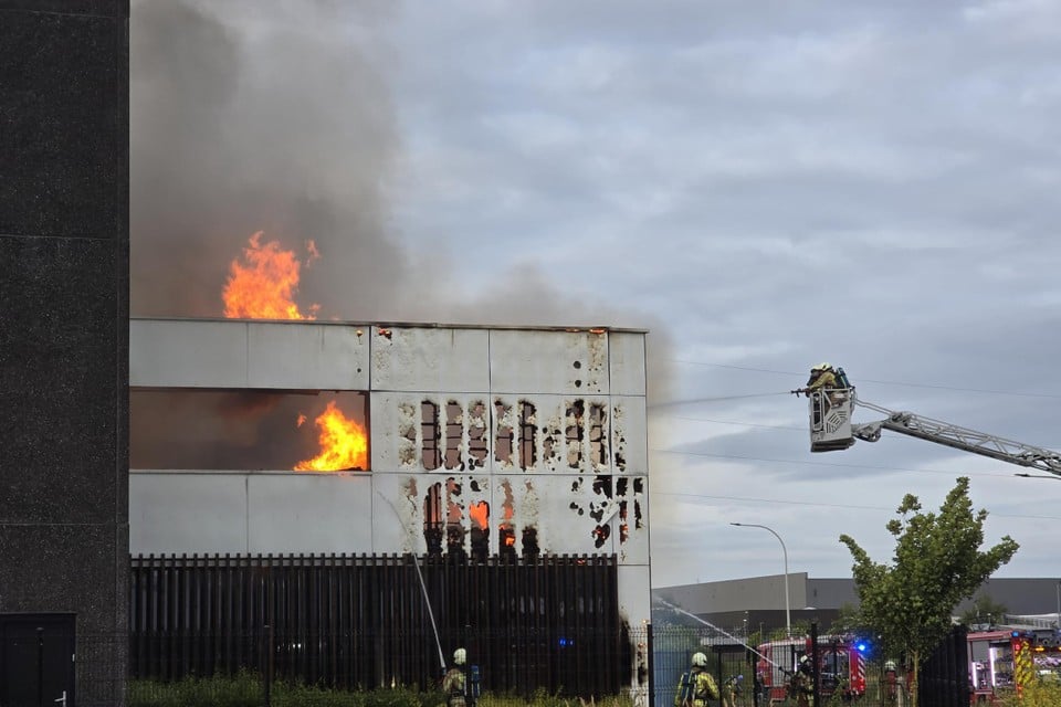 De brandweer had alle moeite om het vuur onder controle te krijgen.