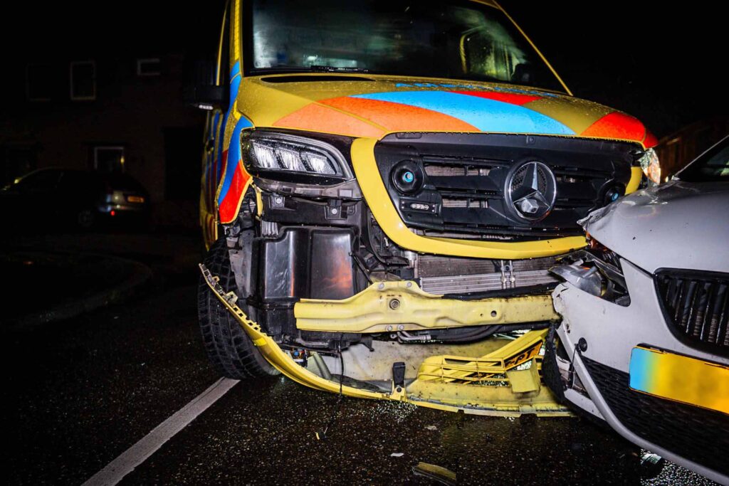 Ambulance botst met auto tijdens manoeuvre
