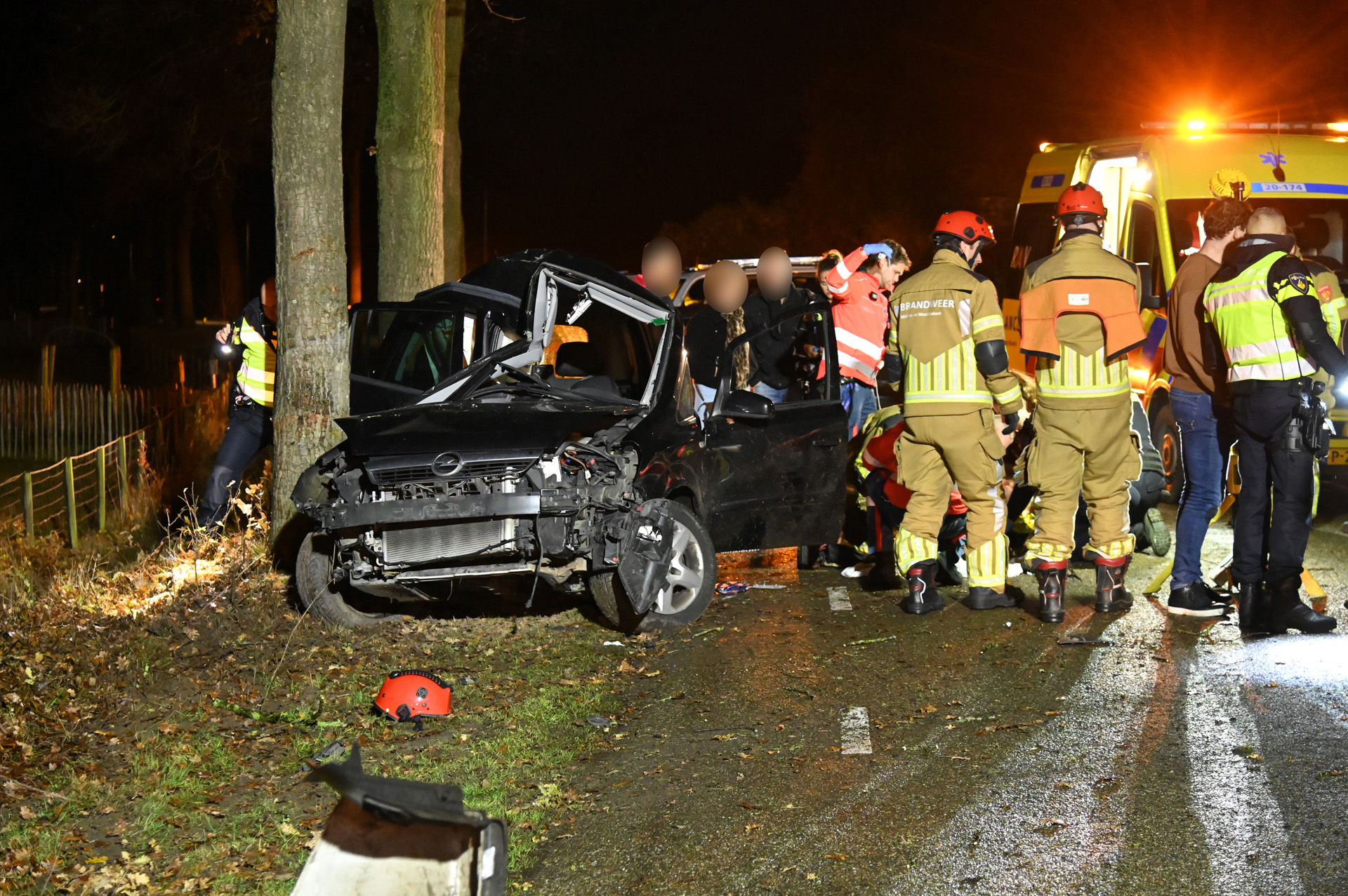 Auto botst tegen boom, bestuurder zwaargewond