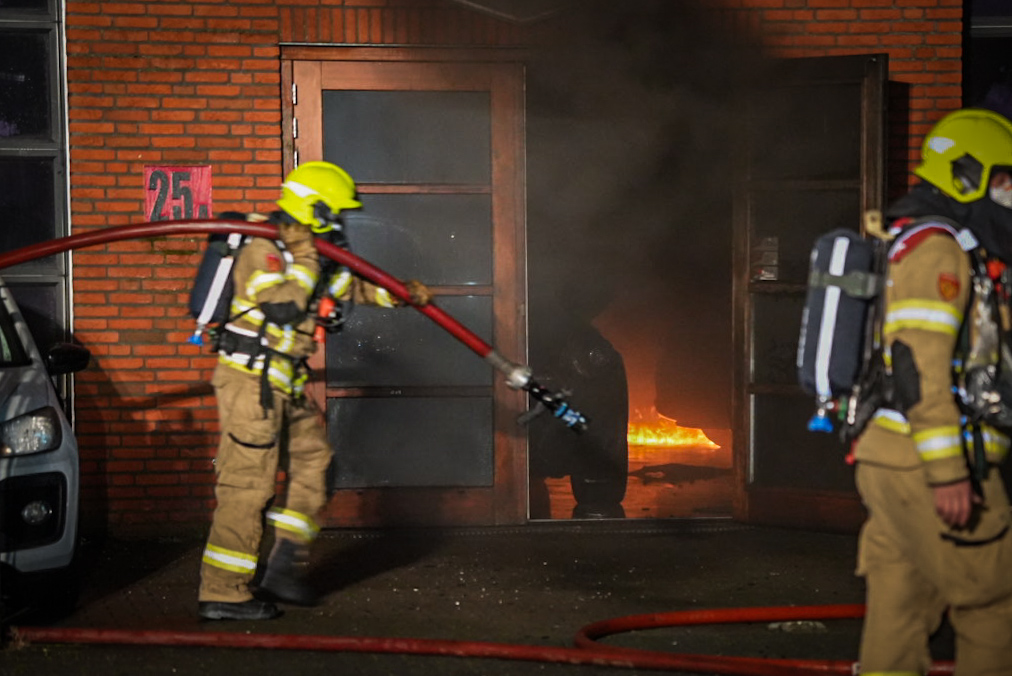 Auto vliegt in brand in showroom