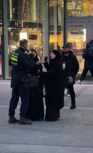 Aanhouding op Utrecht Centraal escaleert: agent trapt vrouw met hoofddoek weg, extra politie snelt toe