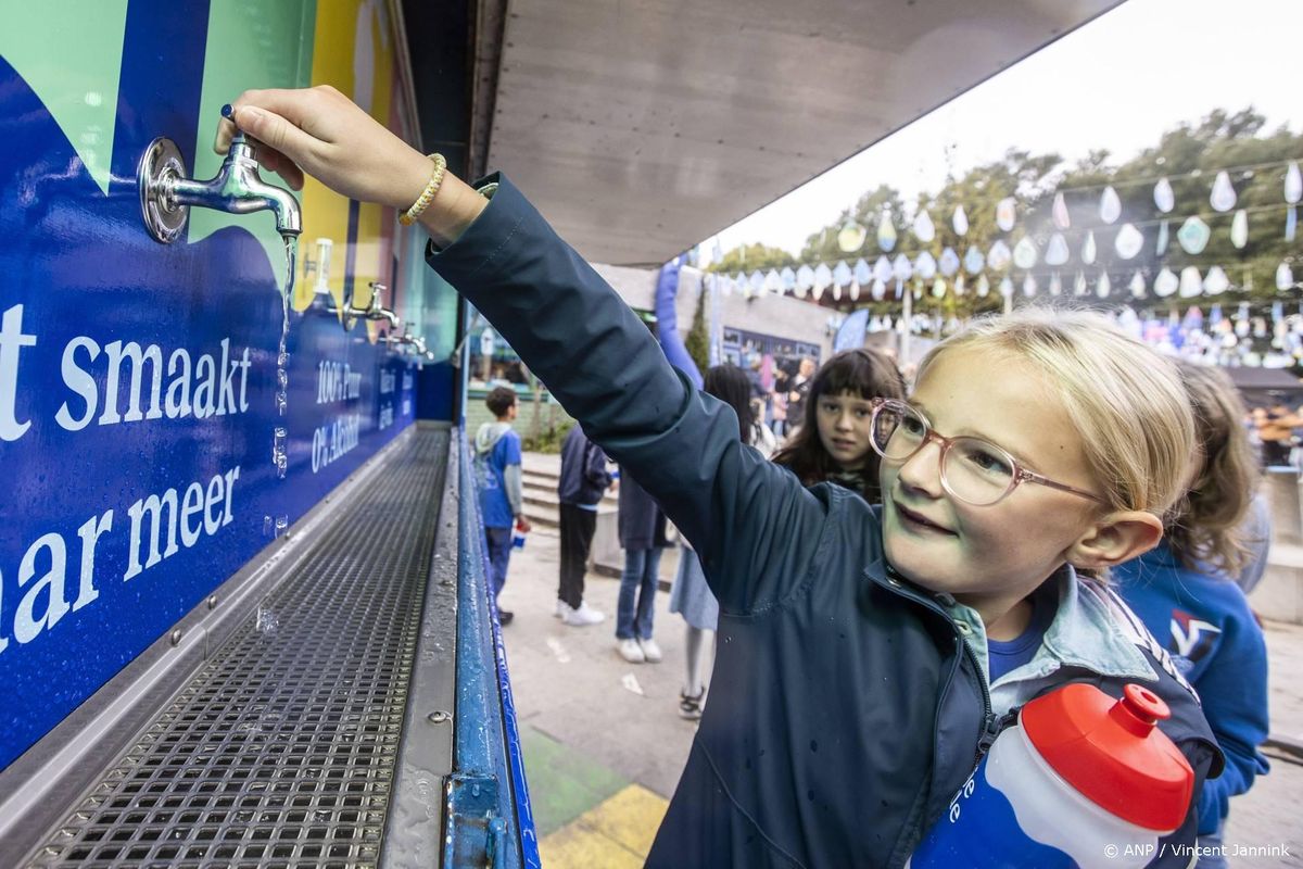 Bedrijven waarschuwen jongeren voor desinformatie over kraanwater.
