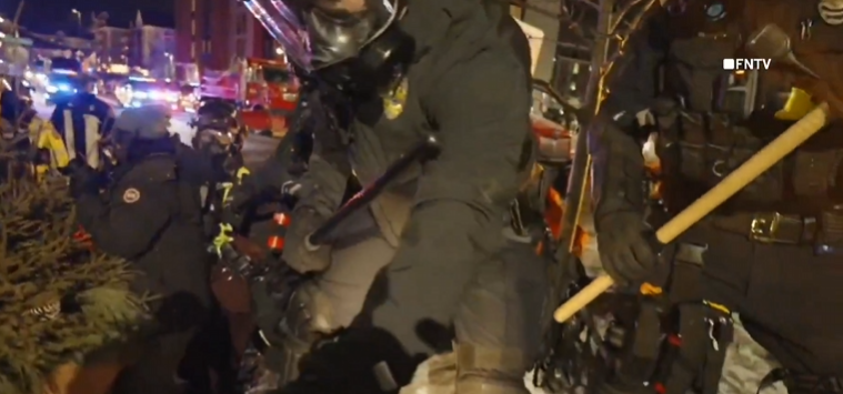 BEKIJKEN: Politie in Minnesota begint op te treden tegen Anti-ICE agitatoren nadat Tim Walz voor President Trump buigt.