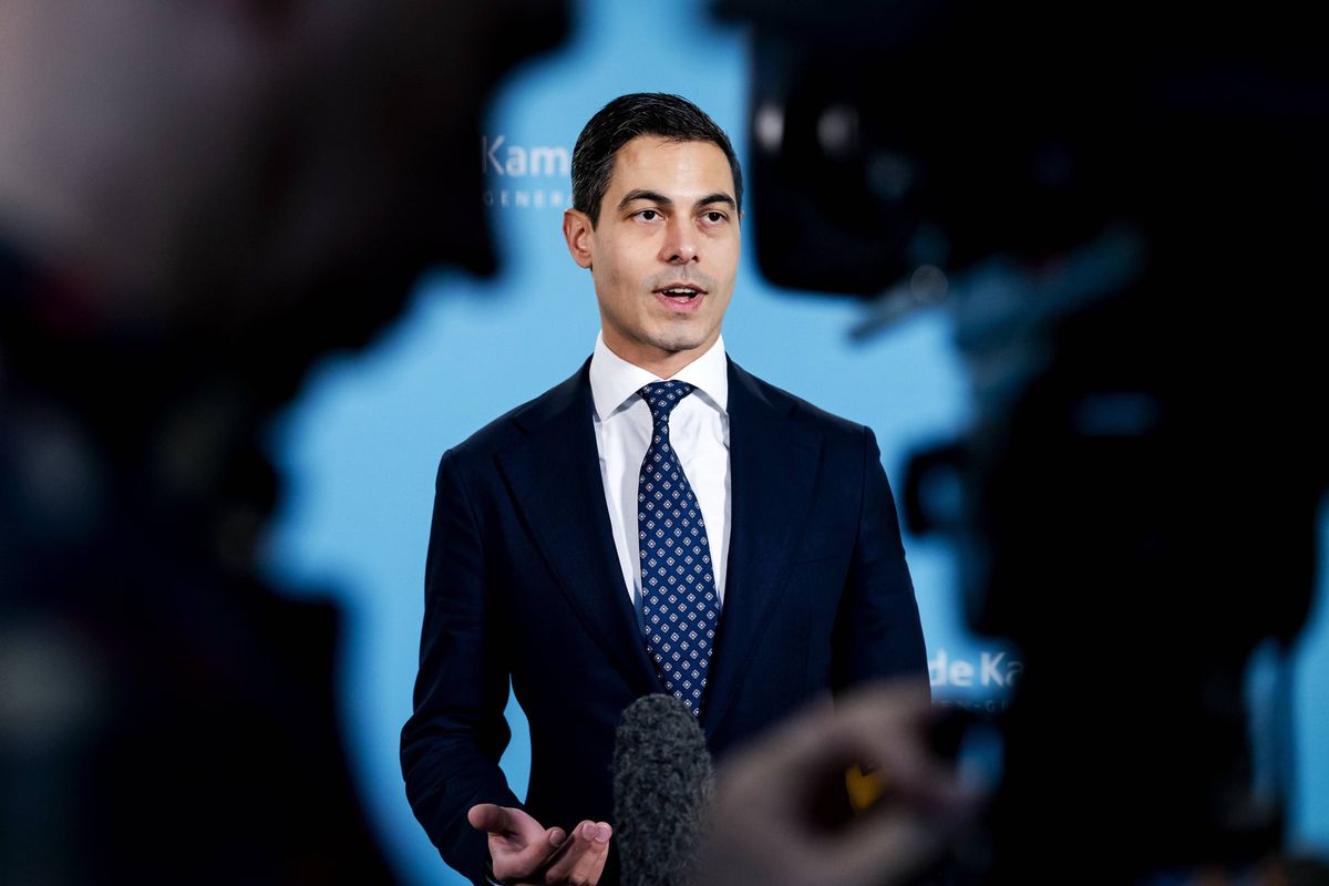 FORMATIE-CHAOS COMPLEET: Nachtelijk crisisberaad mislukt, Jetten en Bontenbal smeken om "extra tijd" (en Yesilgöz vlucht weg!).