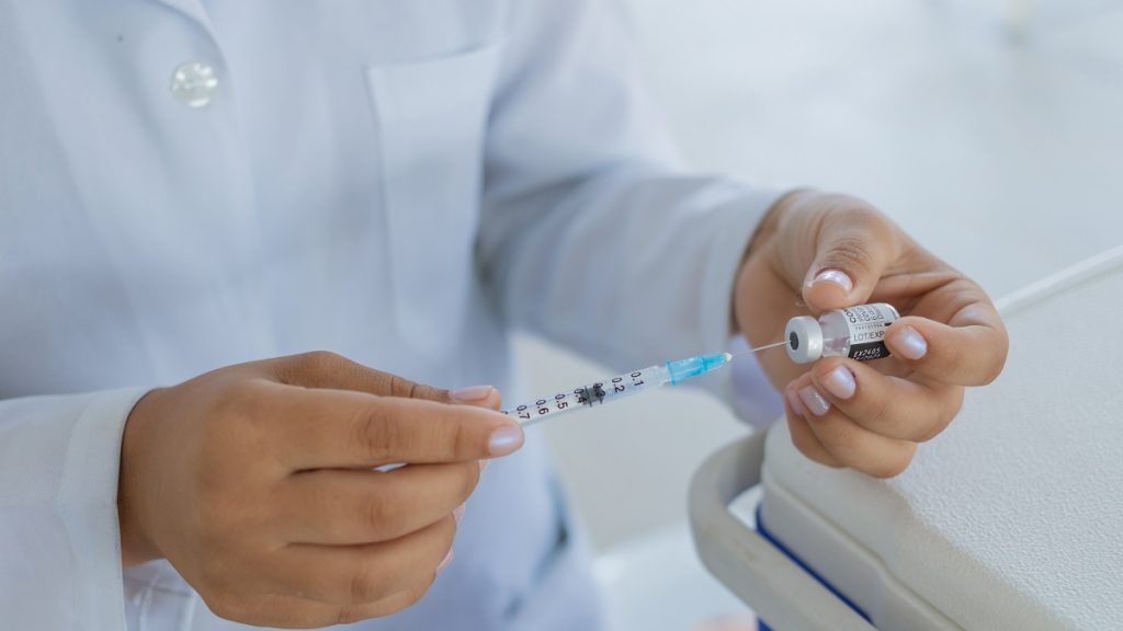 MIT-professor doet explosieve onthulling: 4 extra doodgeboortes per 100 geprikte zwangere vrouwen.