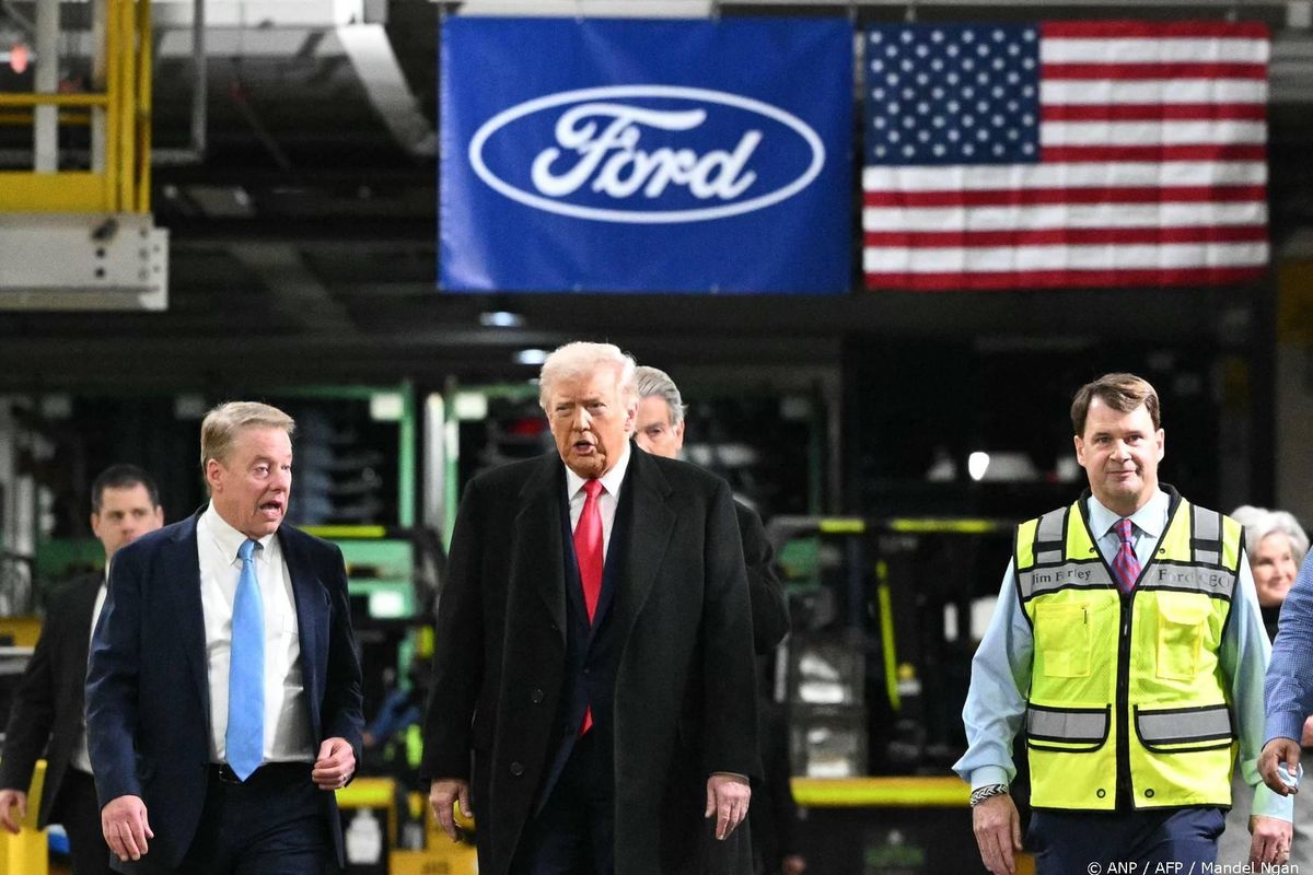 Trump steekt middelvinger op naar man die scheldt over Epstein.