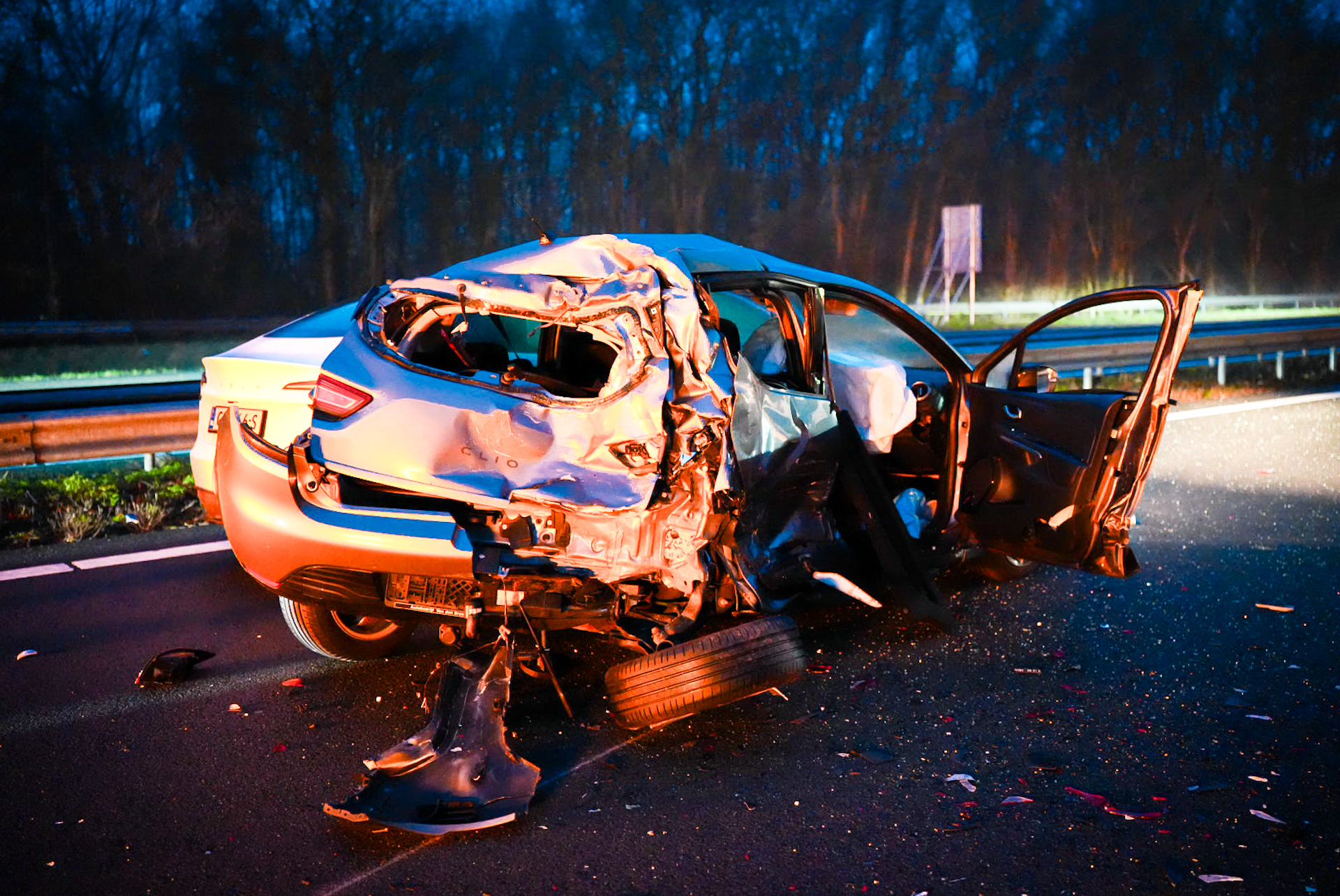 Twee gewonden bij kettingbotsing met vrachtwagen op snelweg