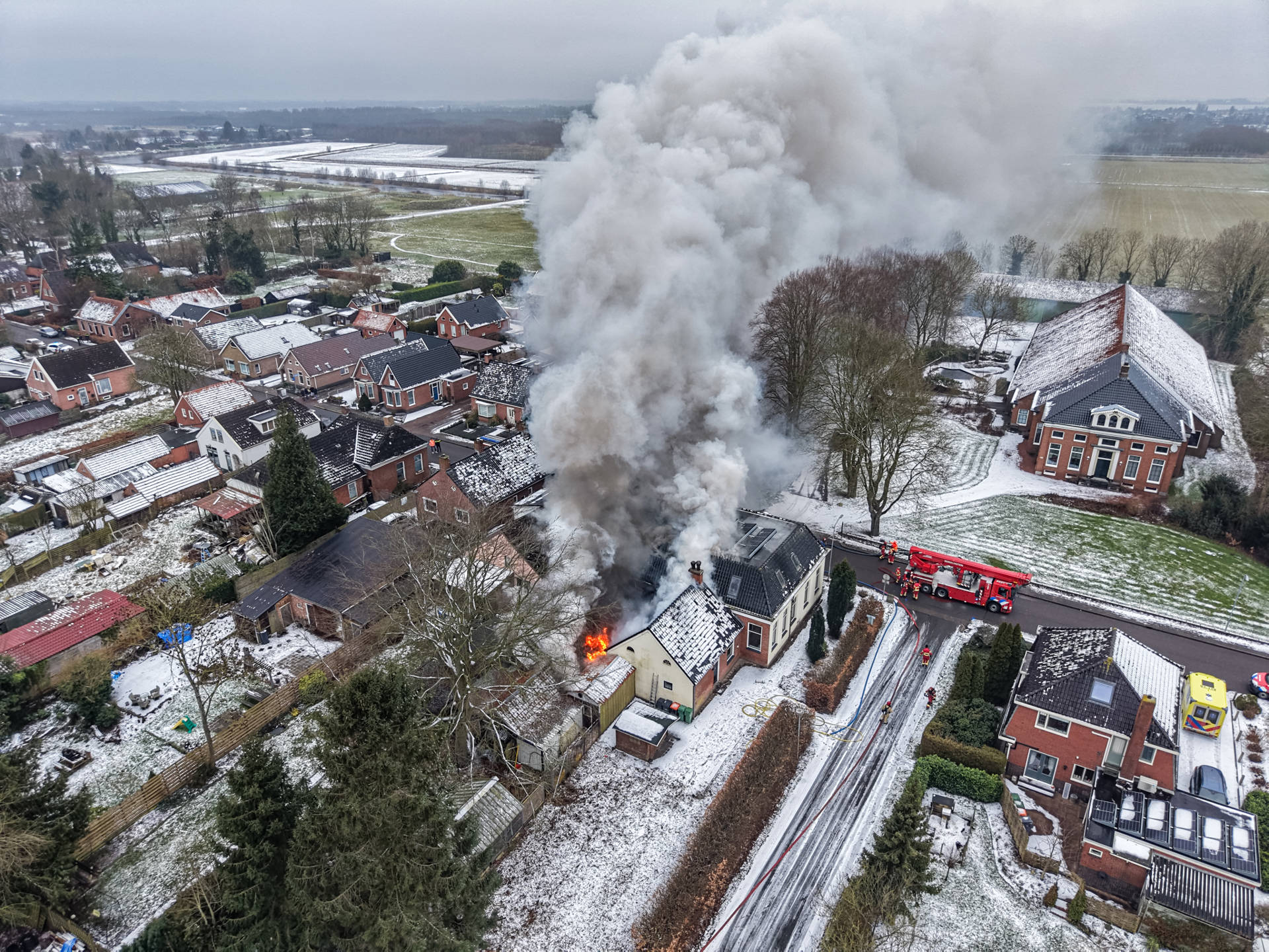 Twee woning volledig in de brand, NL Alert uitgegaan