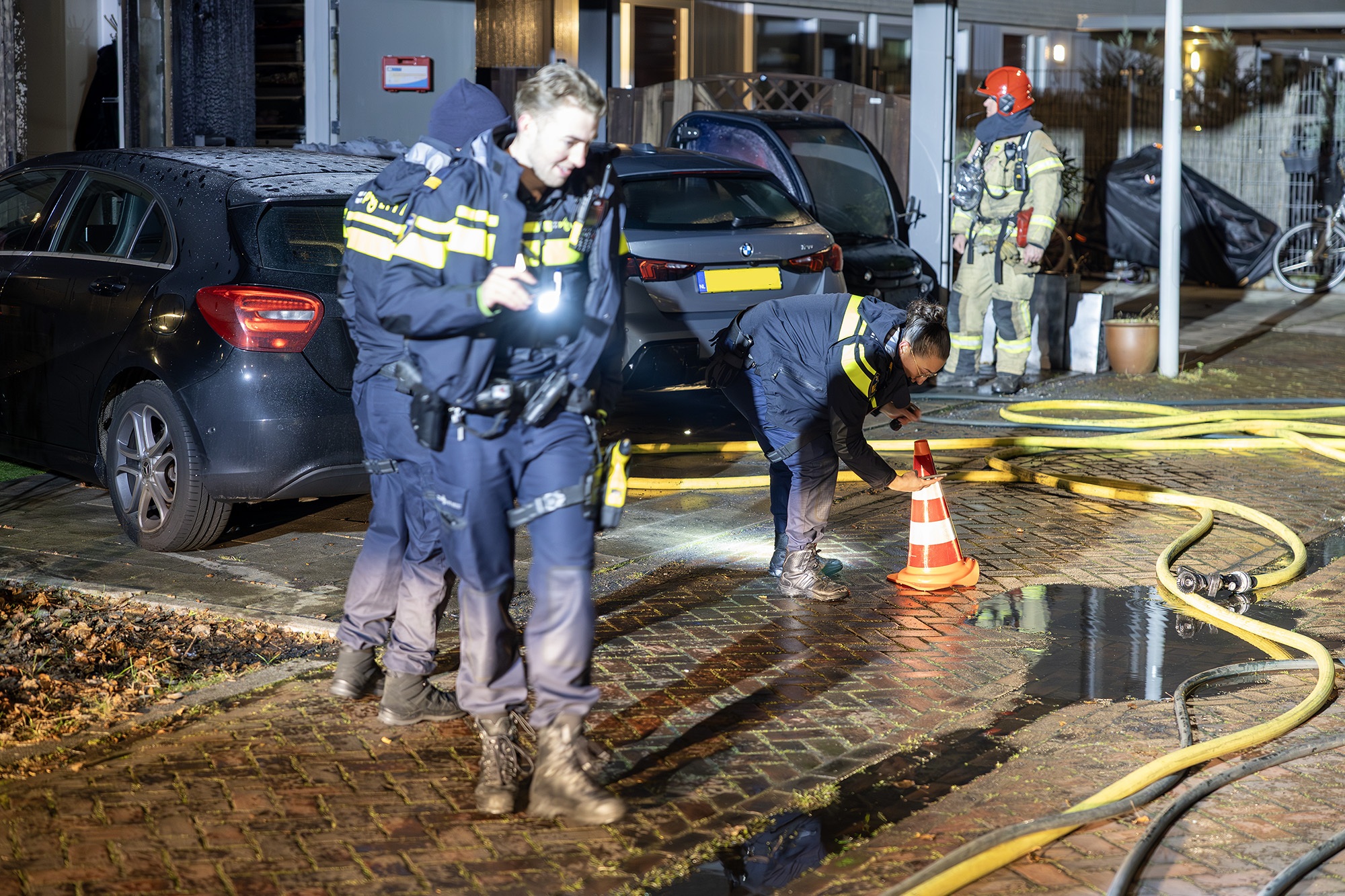 Woning en auto in brand, mogelijk kogelgat in ruit