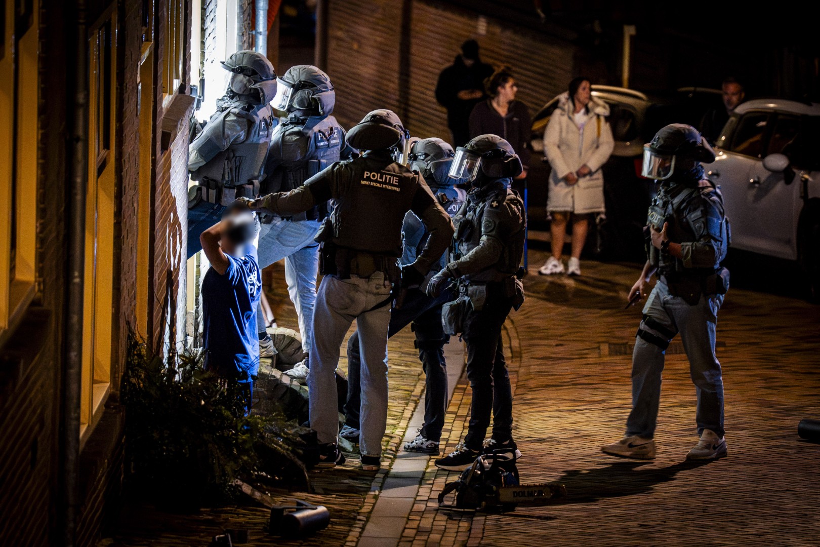 Arrestatieteam doet inval in woning