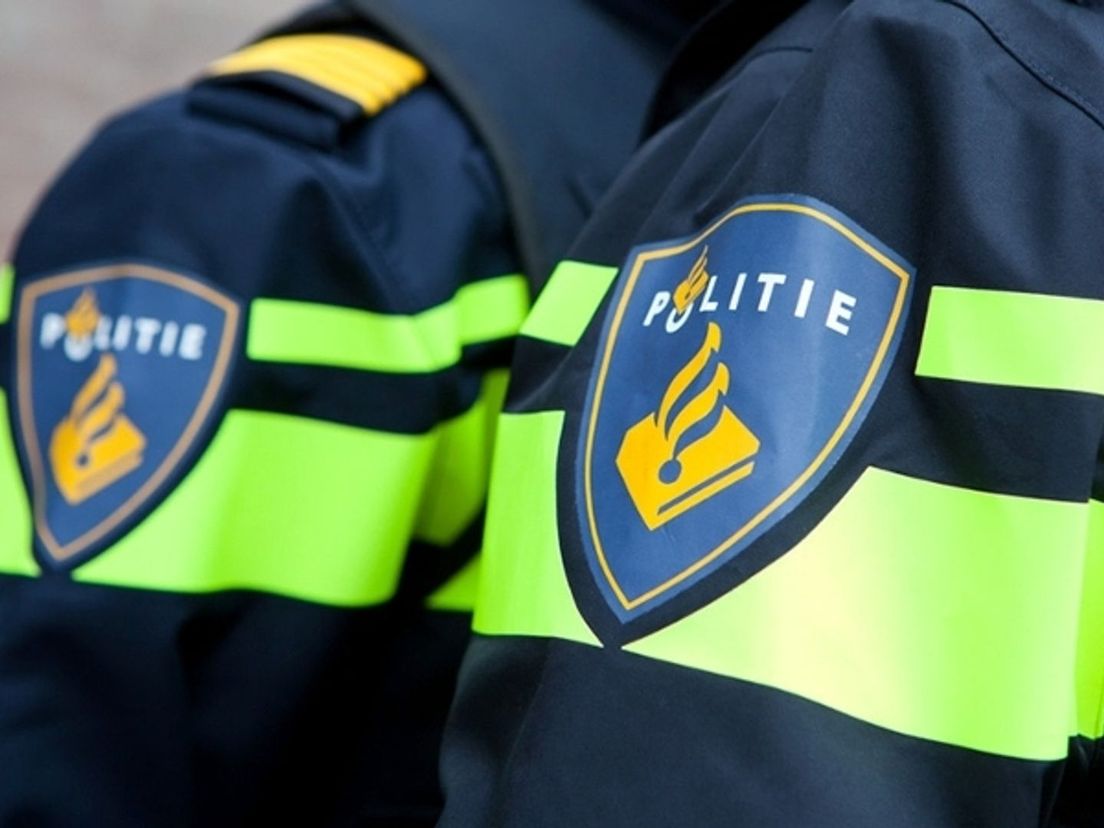 Auto op zijn dak na botsing, één aanhouding