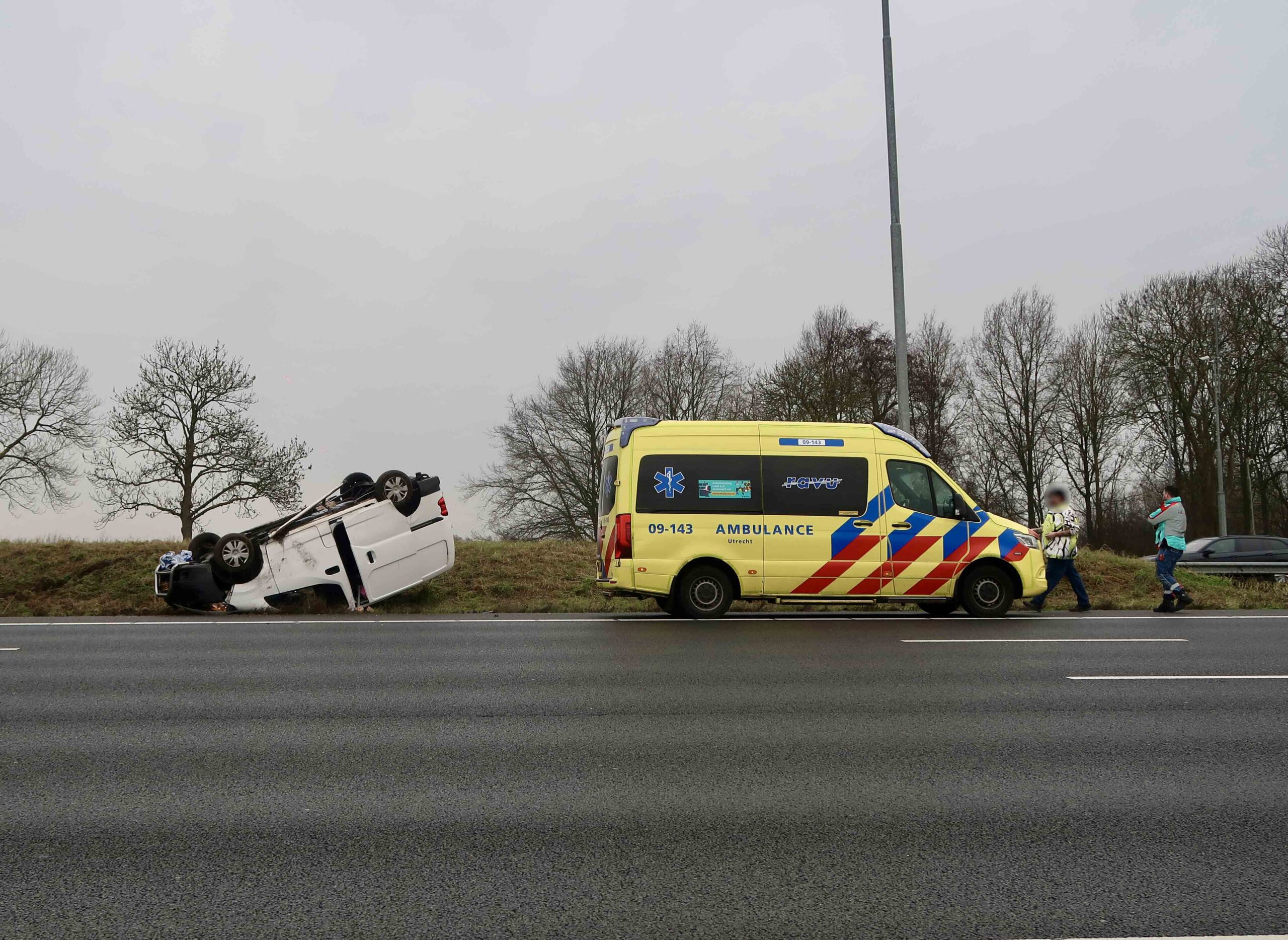 Auto over de kop op snelweg