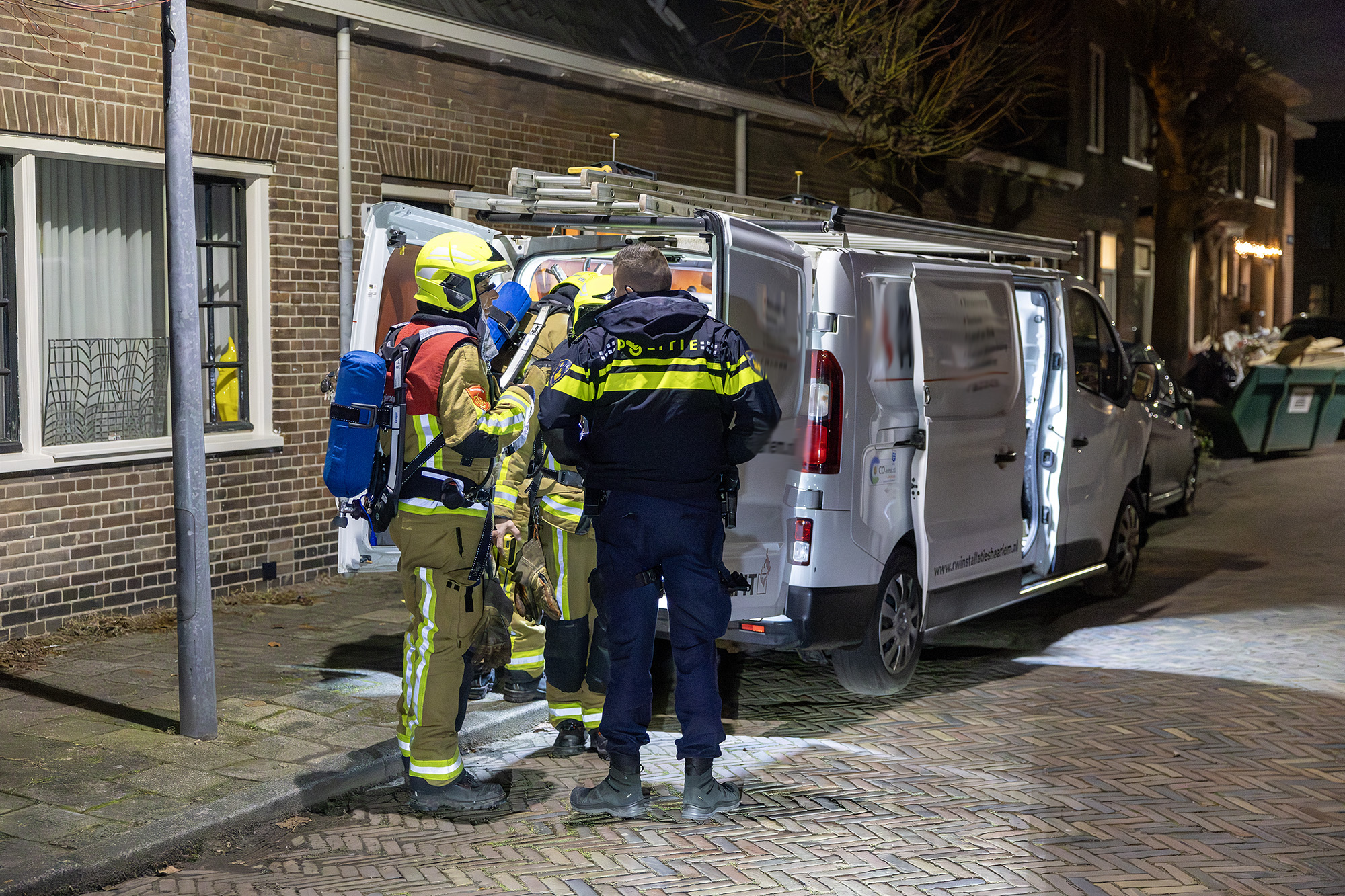 Bedrijfswagen raakt meerdere geparkeerde auto’s, bestuurder meegenomen voor verhoor