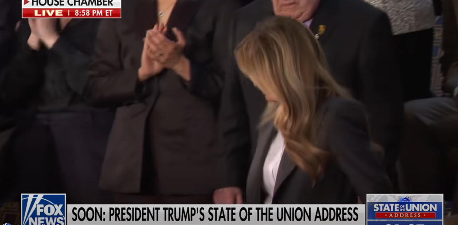 BEKIJK: Melania schittert in prachtige outfit tijdens State of the Union naast Barron Trump