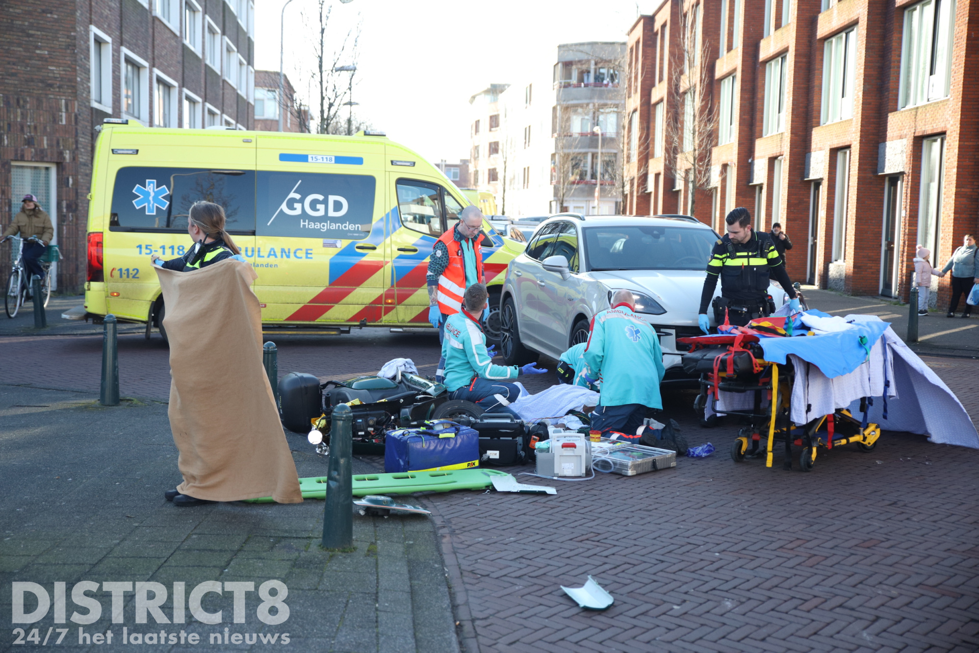 Bestuurster deelscooter zwaargewond na botsing met auto Langnekstraat Den Haag