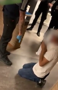 Beveiliger azc Budel laat asielzoeker zijn schoenen kussen