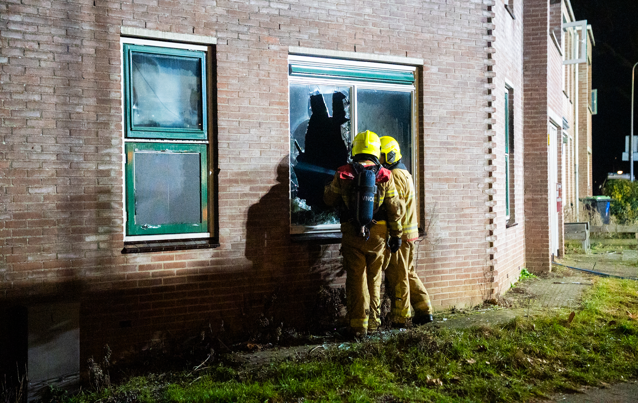 Brand verwoest benedenwoning, meerdere woningen ontruimd