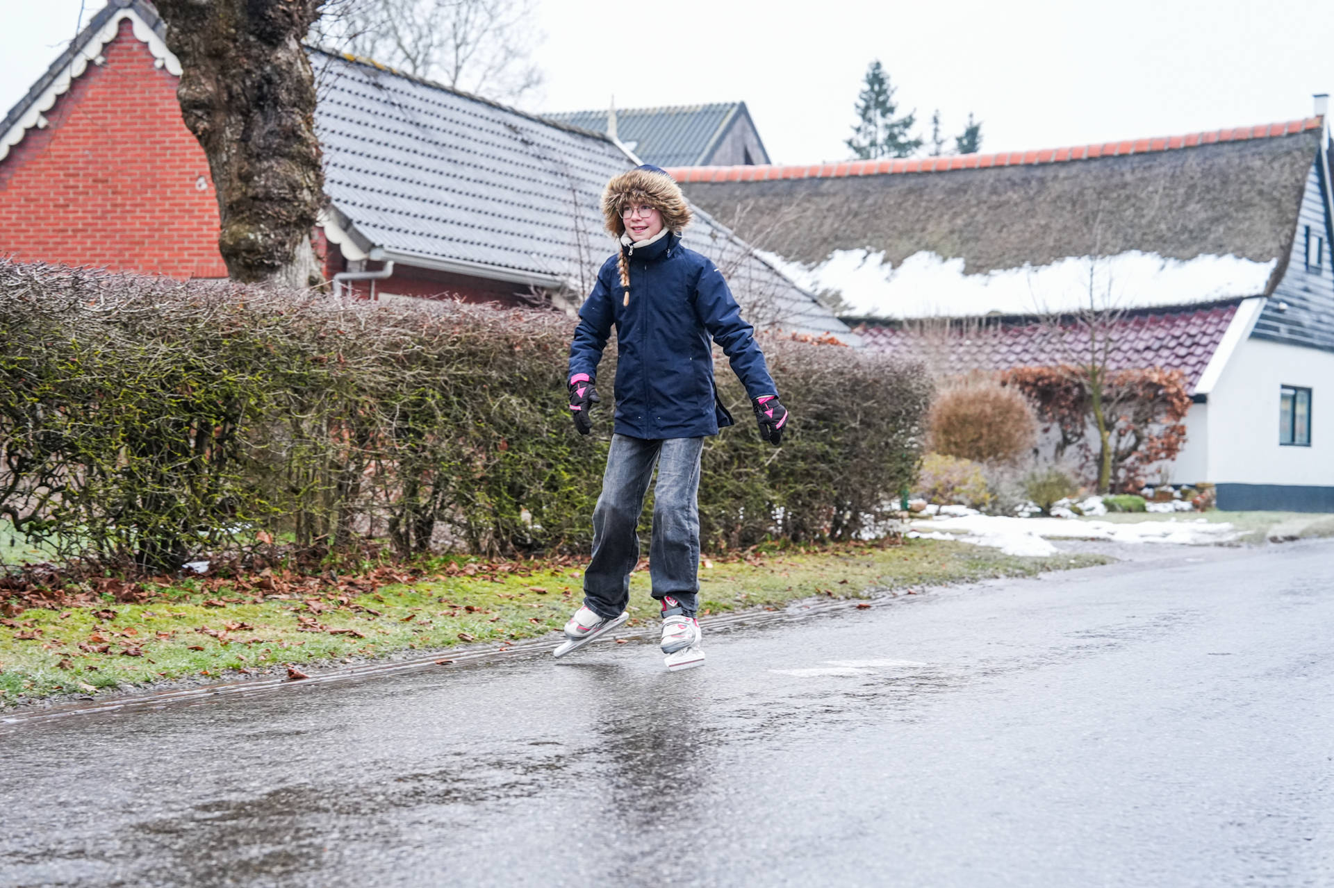 Extreme gladheid zorgt voor uniek schouwspel: Straten veranderen in schaatsbaan