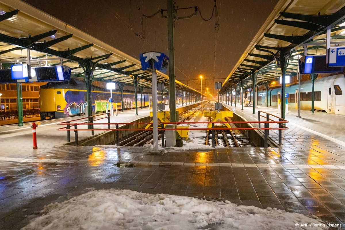 Geen treinen van en naar Groningen en Leeuwarden wegens gladheid.