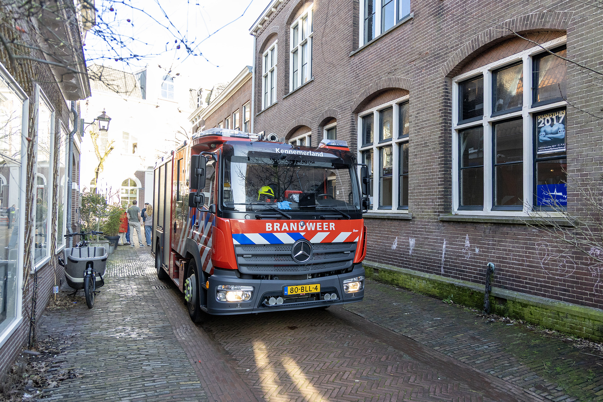 Grote brand in dak van antikraakwoning