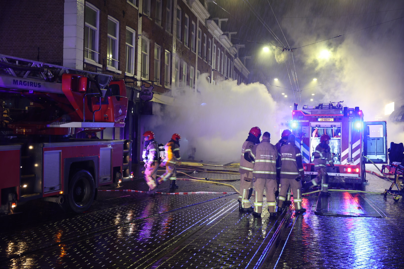 Grote brand in winkelpand, meerdere personen naar ziekenhuis