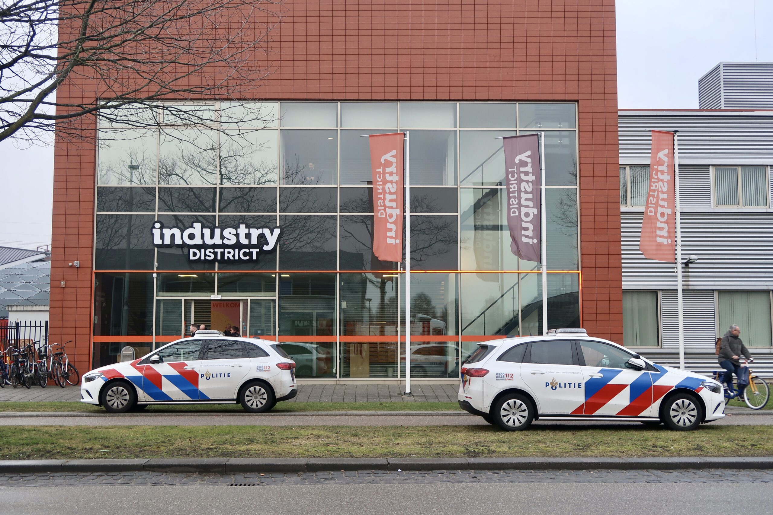 Hulpdiensten massaal ingezet om persoon van dak bedrijfspand te halen