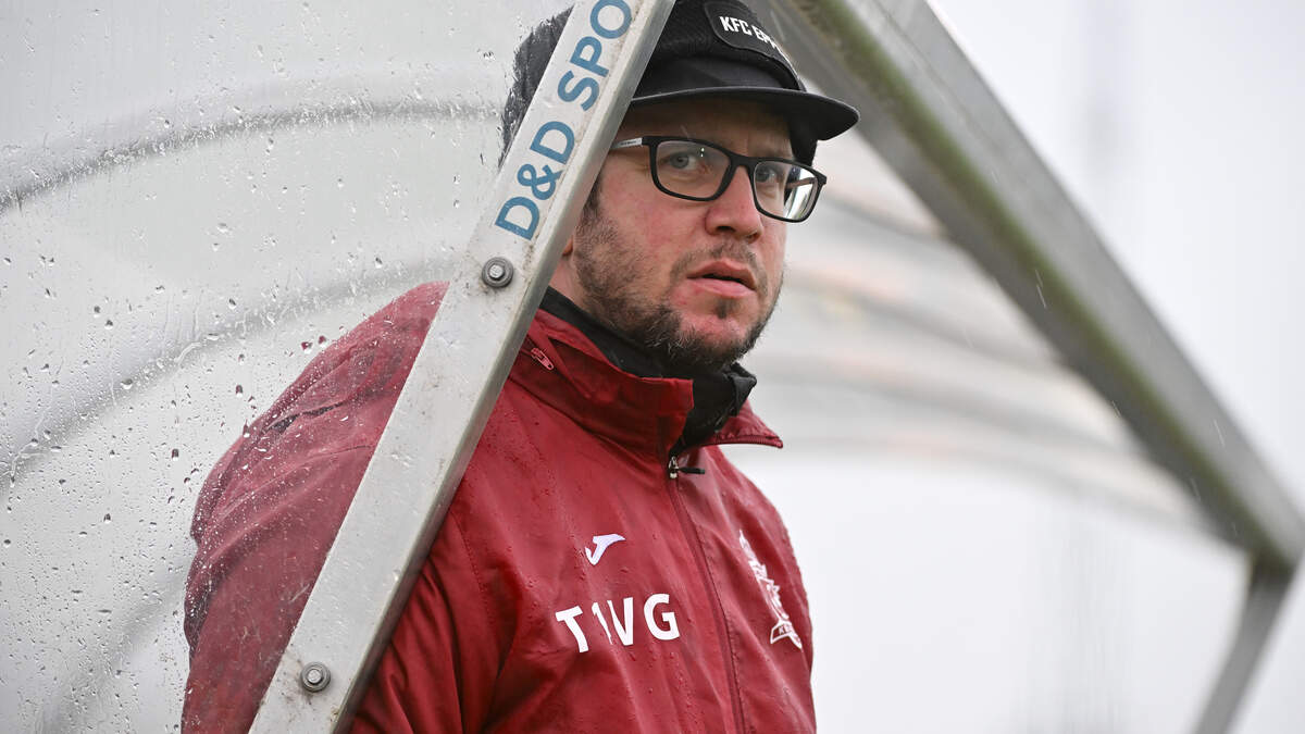 “Ik had op iets meer respect gerekend”: Gunter Vercammen na heel kort telefoontje ontslagen bij Eppegem, Daniel Simmes volgt hem op.