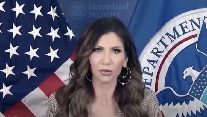 Kristi Noem beschuldigt Deep State van spionage via haar apparaten, onthult hulp van Elon Musk bij verwijderen spyware.