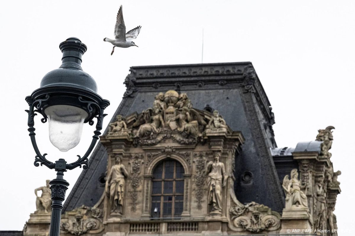 Kroon van Louvre-inbraak wordt gerestaureerd.