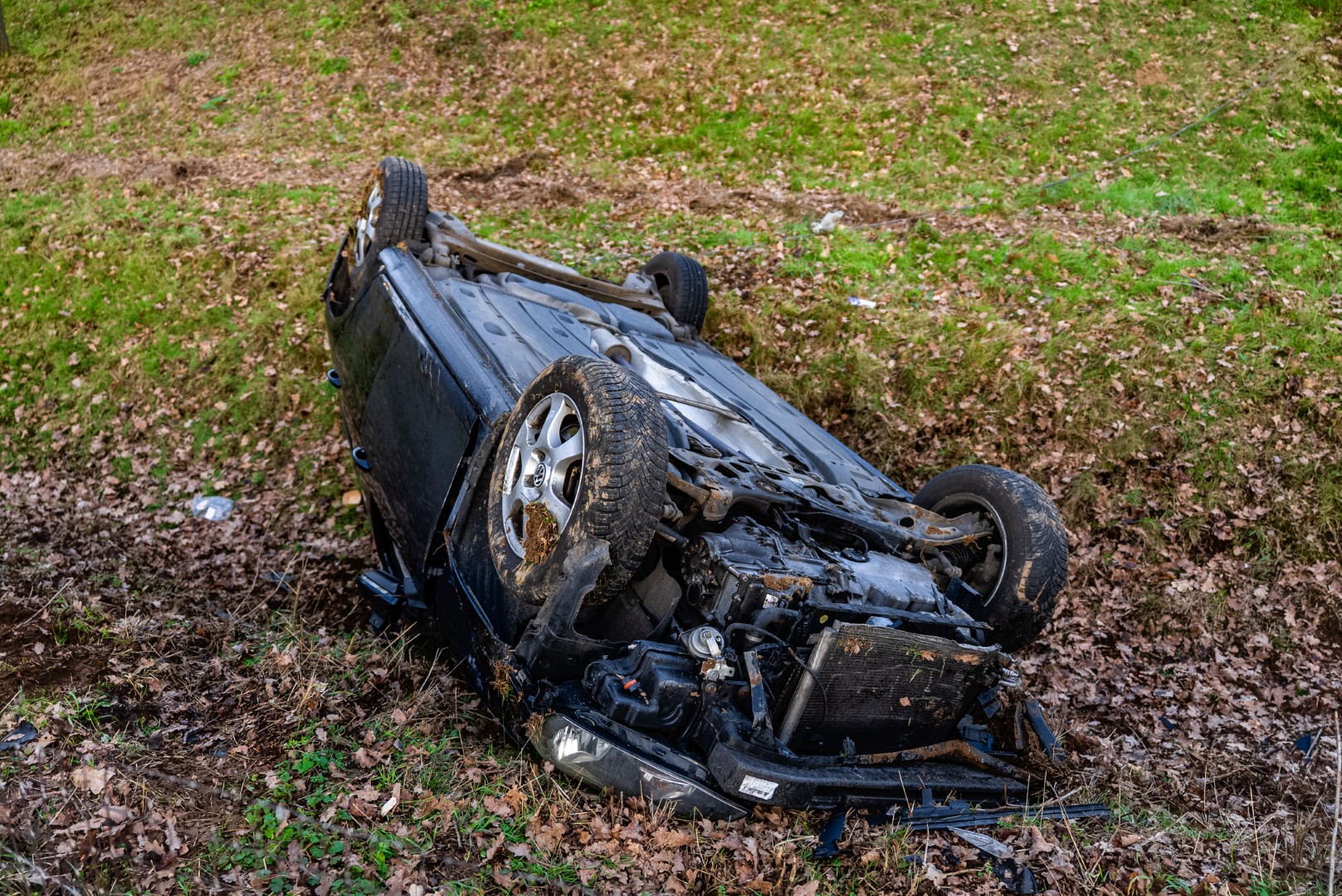 Lesauto slaat over de kop bij afrit snelweg