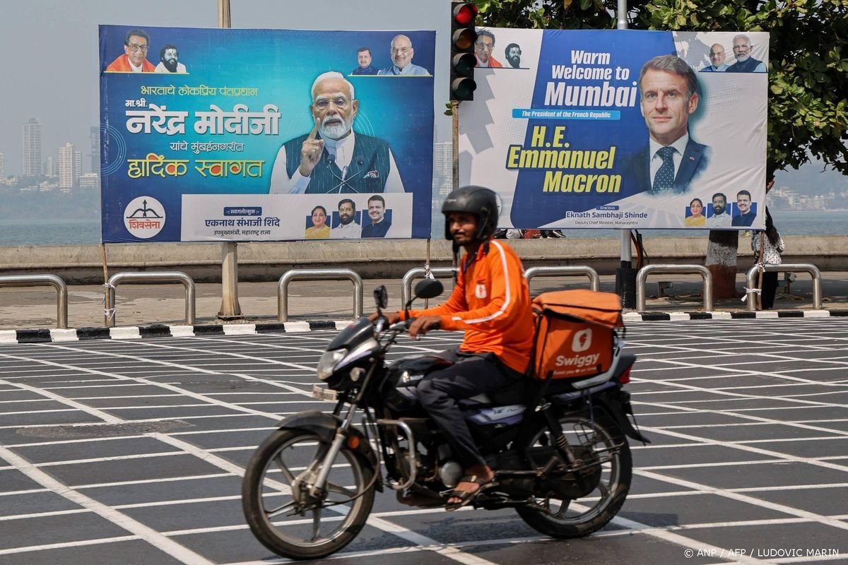 Macron aangekomen in India, straaljagerdeal op tafel.